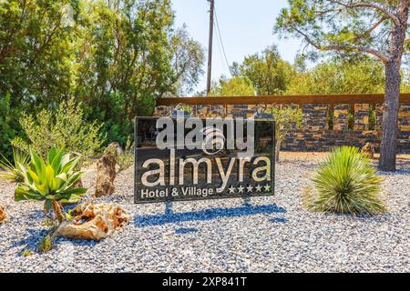Nahaufnahme der Plakatwand am Straßeneingang des 5-Sterne-Hotels Village Almyra. Kreta. Griechenland. Stockfoto