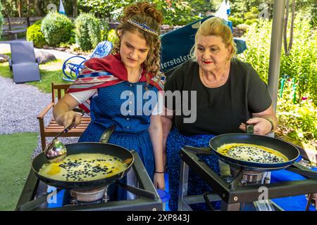 Heidelbeerkönigin Jody Bredenhagen backt zusammen mit Nicolette Kern in Enzklösterle Pfannkuchen mit wilden Heidelbeeren. Der Biergarten des Adventure Golf in Enzklösterle ist ein großartiger Ort, um diese Schwarzwälder Spezialität im Sommer zu genießen. Blaubeerpfannkuchen. Wildbader Straße, Enzklösterle, Baden-Württemberg, Deutschland Stockfoto
