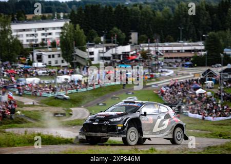 Fahrer Sebastien Ogier und Co-Pilot Vincent Landais vom Team Toyota Gazoo Racing WRT, Toyota Gr Yaris Rally1 Hybrid, treffen auf das 4. The Race, während der FIA-Rallye-Weltmeisterschaft WRC Secto Rallye Finnland 2024 04 August Jyvaskyla, Finnland Stockfoto