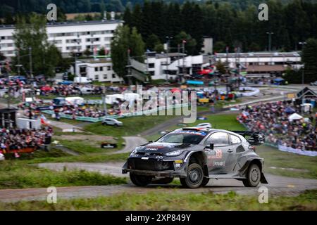 Fahrer Sebastien Ogier und Co-Pilot Vincent Landais vom Team Toyota Gazoo Racing WRT, Toyota Gr Yaris Rally1 Hybrid, treffen auf das 4. The Race, während der FIA-Rallye-Weltmeisterschaft WRC Secto Rallye Finnland 2024 04 August Jyvaskyla, Finnland Stockfoto