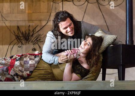 Letzter Akt, Mimi Lies Dying: Michael Fabiano (Rodolfo), Nicole Car (Mimi) in LA BOHEME an der Royal Opera, Covent Garden London WC2 11/09/2017 Musik: Giacomo Puccini Libretto: Luigi Illica und Giuseppe Giacosa Dirigent: Antonio Pappano Design: Stewart Laing Beleuchtung: Mimi Jordan Sherin Bewegung: Sarah Fahie Regisseur: Richard Jones Stockfoto