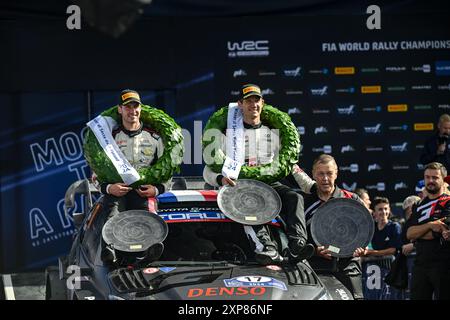 Der Fahrer Sebastien Ogier Und Co-Pilot Vincent Landais Vom Team Toyota Gazoo Racing Wrt, Toyota Gr Yaris Rally1 Hybrid, Feierten Das Finalpodium Während Der Fia Rallye-Weltmeisterschaft Wrc Secto Rally Finland 2024 04 August Jyvaskyla, Finnland Stockfoto