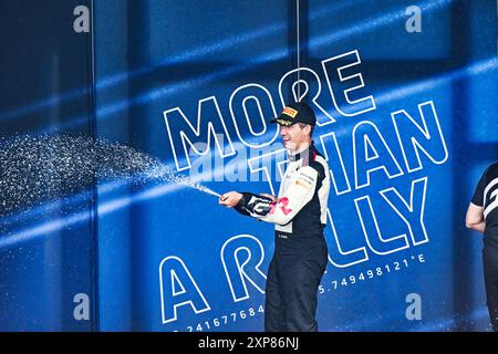 Der Fahrer Sebastien Ogier Und Co-Pilot Vincent Landais Vom Team Toyota Gazoo Racing Wrt, Toyota Gr Yaris Rally1 Hybrid, Feierten Das Finalpodium Während Der Fia Rallye-Weltmeisterschaft Wrc Secto Rally Finland 2024 04 August Jyvaskyla, Finnland Stockfoto