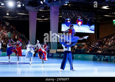 Französische Cancan, Handball-Vorrunde während der Olympischen Spiele Paris 2024 am 4. August 2024 in der Arena Paris Sud in Paris, Frankreich - Foto Gregory Lenormand/DPPI Media/Panorama Credit: DPPI Media/Alamy Live News Stockfoto