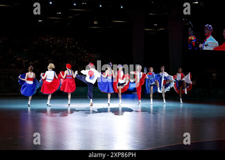 Französische Cancan, Handball-Vorrunde während der Olympischen Spiele Paris 2024 am 4. August 2024 in der Arena Paris Sud in Paris, Frankreich - Foto Gregory Lenormand/DPPI Media/Panorama Credit: DPPI Media/Alamy Live News Stockfoto