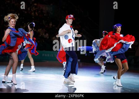 Französische Cancan, Handball-Vorrunde während der Olympischen Spiele Paris 2024 am 4. August 2024 in der Arena Paris Sud in Paris, Frankreich - Foto Gregory Lenormand/DPPI Media/Panorama Credit: DPPI Media/Alamy Live News Stockfoto