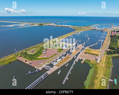 Luftaufnahme vom Afsluitdijk mit den Lorentzer Schleusen bei Kornwerderzand in den Niederlanden Stockfoto