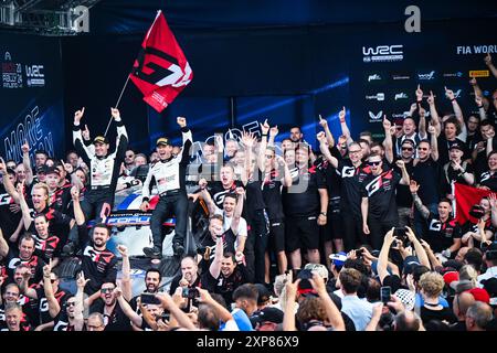 Der Fahrer Sebastien Ogier Und Co-Pilot Vincent Landais Vom Team Toyota Gazoo Racing Wrt, Toyota Gr Yaris Rally1 Hybrid, Feierten Das Finalpodium Während Der Fia Rallye-Weltmeisterschaft Wrc Secto Rally Finland 2024 04 August Jyvaskyla, Finnland Stockfoto