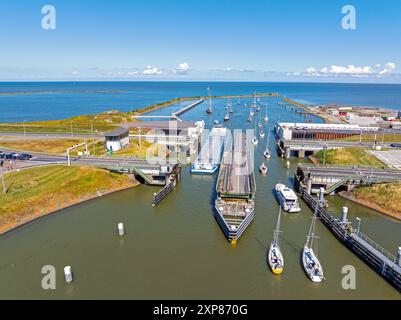 Luftaufnahme vom Afsluitdijk mit den Lorentzer Schleusen bei Kornwerderzand in den Niederlanden Stockfoto