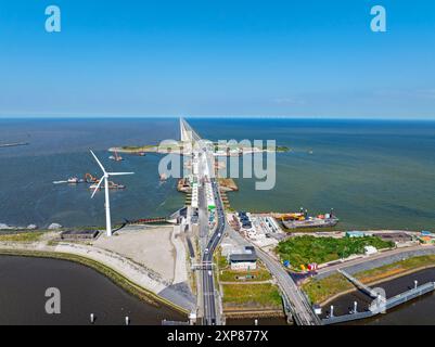 Luftaufnahme vom Afsluitdijk mit den Stevins-Schleusen in den Niederlanden Stockfoto