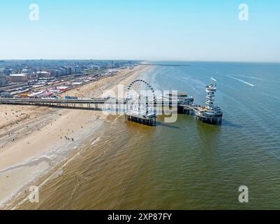 Aus der Luft vom Pier bei Scheveningen an der Nordsee in den Niederlanden Stockfoto