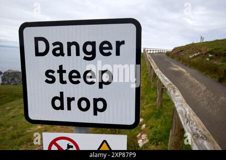 Schild „Danger Steilhang“ auf einspuriger Straße in abgelegener Gegend von rathlin Island, County antrim, Nordirland, großbritannien Stockfoto