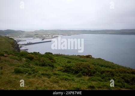 Blick auf die Bucht der Kirche an einem regnerischen nebeligen Tag rathlin Island, County antrim, Nordirland, großbritannien Stockfoto