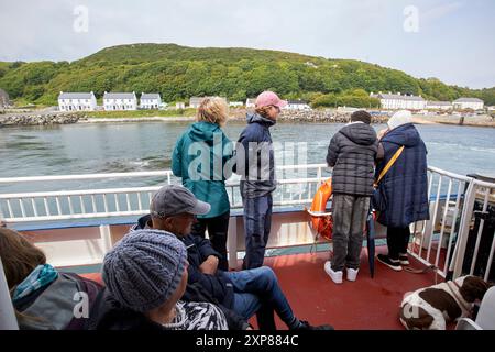 Touristen verlassen die Church Bay nach einem Tagesausflug auf der Fähre rathlin, rathlin Island, County antrim, Nordirland, großbritannien Stockfoto