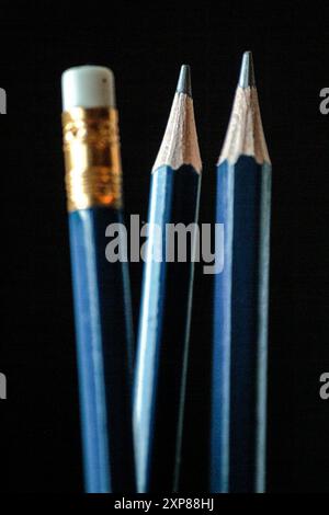 Farbige Bleistifte in vertikaler Position Stockfoto