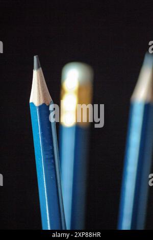 Farbige Bleistifte in vertikaler Position Stockfoto