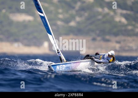 MARSEILLE - Matrosenjäger Marit Bouwmeester im Einsatz während der ILCA 6 Flottenrennen bei den Olympischen Spielen. ANP-SCHLEIFMASCHINE KONING Stockfoto