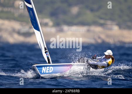 MARSEILLE - Matrosenjäger Marit Bouwmeester im Einsatz während der ILCA 6 Flottenrennen bei den Olympischen Spielen. ANP-SCHLEIFMASCHINE KONING Stockfoto