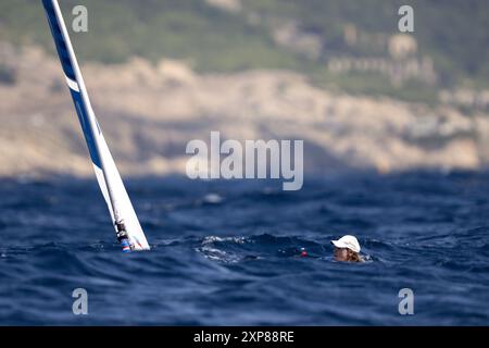 MARSEILLE - Matrosenjäger Marit Bouwmeester im Einsatz während der ILCA 6 Flottenrennen bei den Olympischen Spielen. ANP-SCHLEIFMASCHINE KONING Stockfoto