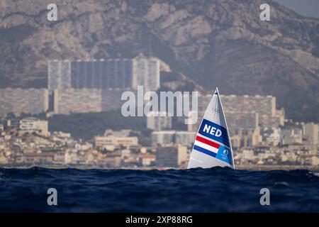 MARSEILLE - Matrosenjäger Marit Bouwmeester im Einsatz während der ILCA 6 Flottenrennen bei den Olympischen Spielen. ANP-SCHLEIFMASCHINE KONING Stockfoto