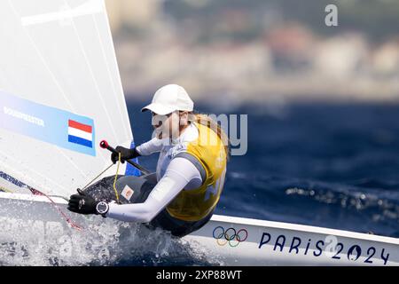 MARSEILLE - Matrosenjäger Marit Bouwmeester im Einsatz während der ILCA 6 Flottenrennen bei den Olympischen Spielen. ANP-SCHLEIFMASCHINE KONING Stockfoto