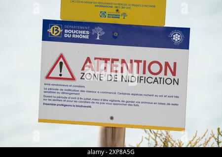Französische Schilder im Departement Bouches du Rhone weisen auf das Nistgebiet für Wanderer und Reiter hin Stockfoto