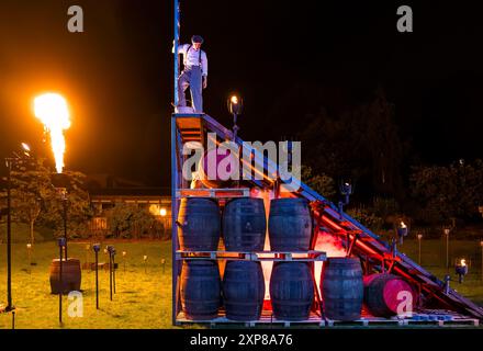 Eröffnungsveranstaltung des Edinburgh International Festivals mit Schauspieler in altmodischer Kleidung und Whiskyfässern, Schottland, Großbritannien Stockfoto