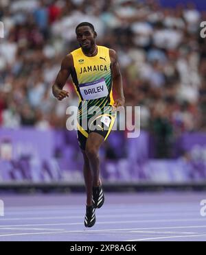 4. August 2024: Sean Bailey (Jamaika) tritt an der 1. 400-m-Runde der Männer am 9. Tag der Olympischen Spiele im Stade de France in Paris an. Ulrik Pedersen/CSM. (Bild: © Ulrik Pedersen/Cal Sport Media) Stockfoto