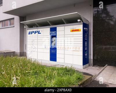 OSTRAVA, TSCHECHISCHE REPUBLIK - 21. APRIL 2024: PPL Paketzustellmaschine zur Zustellung von Paketen Stockfoto