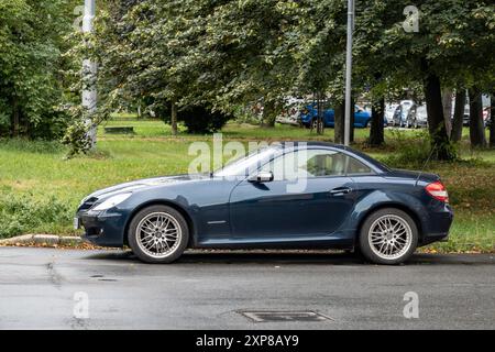 OSTRAVA, TSCHECHISCHE REPUBLIK - 19. SEPTEMBER 2023: Mercedes-Benz SLK-Kompressorwagen, Seitenansicht Stockfoto