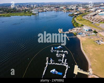 Aus der Vogelperspektive auf einen schwimmenden Sommer-Unterhaltungs-Aqua-Park für Kinder in Cardiff Bay, Wales Stockfoto