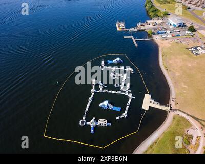 Aus der Vogelperspektive auf einen schwimmenden Sommer-Unterhaltungs-Aqua-Park für Kinder in Cardiff Bay, Wales Stockfoto