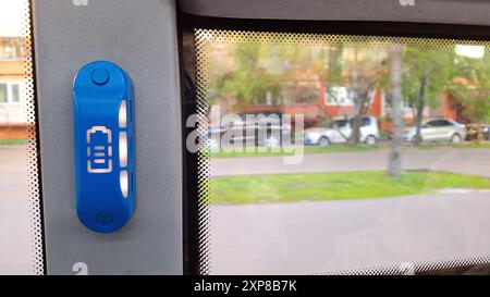 Ein modernes blaues USB-Ladegerät für Mobiltelefone und Geräte im Bus Stockfoto