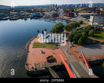 Luftaufnahme der norwegischen Kirche, der walisischen Regierung, Pierhead und anderer Sehenswürdigkeiten in Cardiff Bay Stockfoto