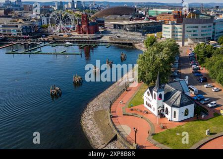 Luftaufnahme der norwegischen Kirche, der walisischen Regierung, Pierhead und anderer Sehenswürdigkeiten in Cardiff Bay Stockfoto