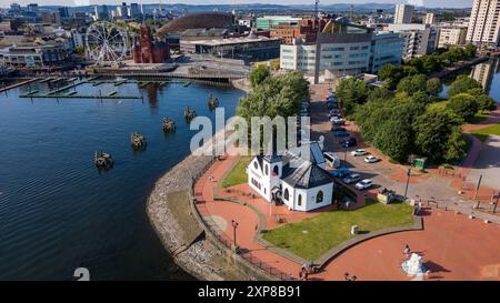 Luftaufnahme der norwegischen Kirche, der walisischen Regierung, Pierhead und anderer Sehenswürdigkeiten in Cardiff Bay Stockfoto