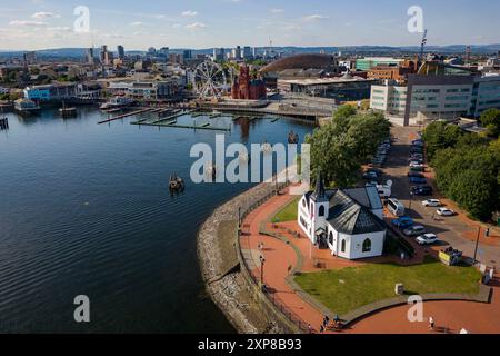 Luftaufnahme der norwegischen Kirche, der walisischen Regierung, Pierhead und anderer Sehenswürdigkeiten in Cardiff Bay Stockfoto