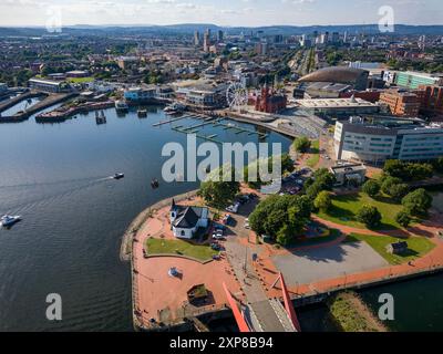 Luftaufnahme der norwegischen Kirche, der walisischen Regierung, Pierhead und anderer Sehenswürdigkeiten in Cardiff Bay Stockfoto