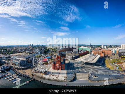 Panoramablick auf Cardiff Bay an einem hellen Sommertag Stockfoto