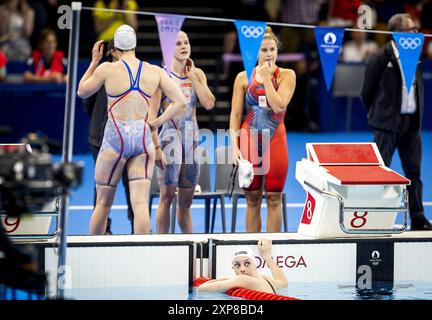 PARIS: Tessa Giele, Maaike de Waard, Marrit Steenbergen und TEs Schouten nach dem Finale der 4x100 m Medley-Strecke während des Schwimmens bei den Olympischen Spielen. ANP KOEN VAN WEEL Stockfoto