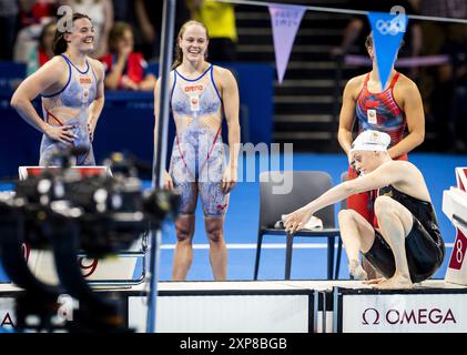 PARIS: Tessa Giele, Maaike de Waard, Marrit Steenbergen und TEs Schouten nach dem Finale der 4x100 m Medley-Strecke während des Schwimmens bei den Olympischen Spielen. ANP KOEN VAN WEEL Stockfoto