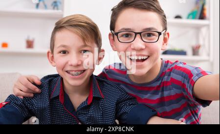 Zwei stilvolle, lächelnde Teenager machen Selfie Stockfoto