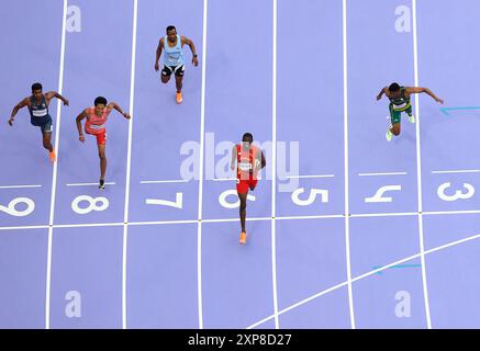 Paris, Frankreich. August 2024. Kirani James (4. L) aus Grenada tritt während der 400-m-Runde 1 der Männer bei den Olympischen Spielen 2024 in Paris, Frankreich, am 4. August 2024 an. Quelle: Li Ying/Xinhua/Alamy Live News Stockfoto