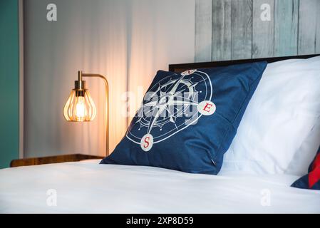 Schlafzimmerkissen und Nachttischlampe Stockfoto