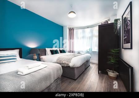 2 Doppelbetten in hellem Schmutzzimmer Stockfoto