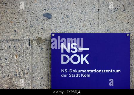 Ein Schild am NS-Dok in Köln. Das NS-Dokumentationszentrum der Stadt Köln ist die größte lokale Gedenkstätte für die Opfer des Nationalsozialismus in der Bundesrepublik. Die NS-Opfer-Gedenkstätte befindet sich im ehemaligen Gestapo-Hauptquartier mit Ausstellungsstücken und Kellergefängnis. Themenbild, Symbolbild Köln, 03.08.2024 NRW Deutschland *** Ein Schild bei der NS Dok in Köln das NS-Dokumentationszentrum der Stadt Köln ist das größte Lokaldenkmal für die Opfer des Nationalsozialismus in der Bundesrepublik Deutschland die NS-Opferdenkmal befindet sich im ehemaligen Gestapo Headqua Stockfoto