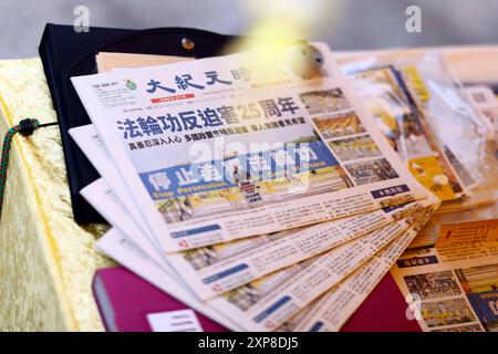 Eine Ausgabe der Epoch Times liegt auf einem Tisch bei einer Demo von Falun-Gong-Anhängern, die auf der Domplatte gegen staatlich organisierte Organraub in China an lebende Falung-Gong-Praktizierenden und Regime-Gegnern protestieren. Laute Menschenrechtsbeobachtern werden in China systematisch Menschen, hauptsächlich Anhänger von Falun Gong, Uiguren, Tibeter und Hauskirchen-Gläubiger, interniert und ermordet, um Organe für das Transplantationssystem zu erhalten. Köln, 03.08.2024 NRW Deutschland *** Eine Kopie der Epoch Times liegt auf einem Tisch bei einer Demonstration von Falun-Gong-Anhängern, die protestieren Stockfoto