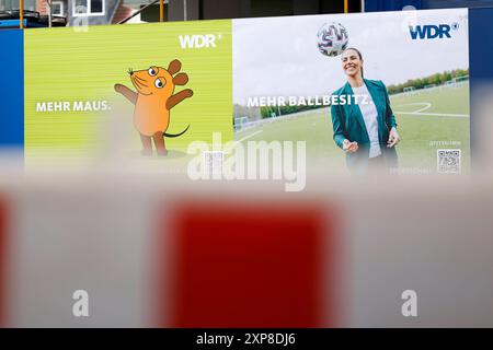 Plakate für WDR-Formate an der Baustelle für das neue WDR-Filmhaus in der Kölner Innenstadt. Um die Finanzierung des öffentlich-rechtlichen Rundfunks tobt eine hitzige Debatte. Nun will der Sender Designer-Möbel für sein Filmhaus anschaffen, die mit bis zu 4500,- Euro pro Designer-Sessel beziffert sind. Themenbild, Symbolbild Köln, 03.08.2024 NRW Deutschland *** Plakate für WDR-Formate auf der Baustelle für das neue WDR Filmhaus in der Kölner Innenstadt Herrscht hitzige Debatte über die Finanzierung des öffentlich-rechtlichen Rundfunks nun will der Sender Designmöbel für seinen Film erwerben Stockfoto