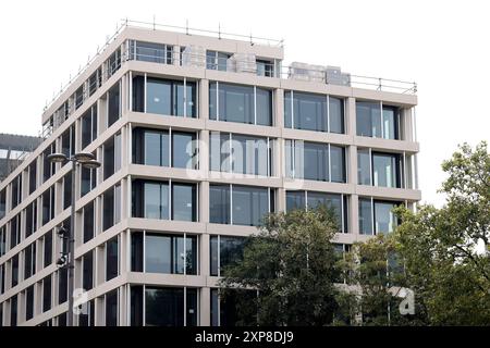 Die Baustelle für das neue WDR-Filmhaus in der Kölner Innenstadt. Um die Finanzierung des öffentlich-rechtlichen Rundfunks tobt eine hitzige Debatte. Nun will der Sender Designer-Möbel für sein Filmhaus anschaffen, die mit bis zu 4500,- Euro pro Designer-Sessel beziffert sind. Themenbild, Symbolbild Köln, 03.08.2024 NRW Deutschland *** die Baustelle für das neue WDR Filmhaus in der Kölner Innenstadt hitzige Debatte über die Finanzierung des öffentlich-rechtlichen Rundfunks nun will der Sender Designmöbel für sein Filmhaus kaufen, die auf bis zu 4.500 Euro pro DE geschätzt wird Stockfoto