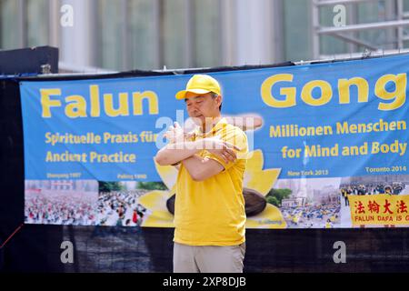 Falun-Gong-Anhänger protestieren auf der Domplatte gegen staatlich organisierte Organraub in China an lebende Falung-Gong-Praktizierenden und Regime-Gegnern. Laute Menschenrechtsbeobachtern werden in China systematisch Menschen, hauptsächlich Anhänger von Falun Gong, Uiguren, Tibeter und Hauskirchen-Gläubiger, interniert und ermordet, um Organe für das Transplantationssystem zu erhalten. Köln, 03.08.2024 NRW Deutschland *** Falun Gong Praktizierende protestieren auf dem Domplatz gegen den staatlich organisierten Organraub an lebenden Falun Gong Praktizierenden und Regimegegnern in China Stockfoto